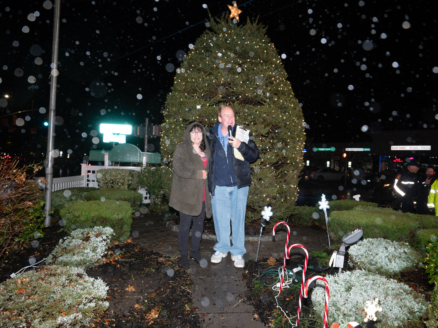 PHOTOS Hewlett's Christmas tree is lit for the holidays Herald
